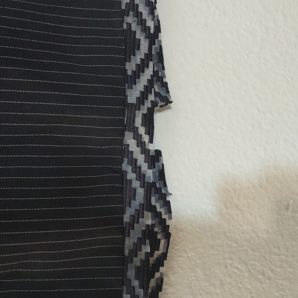 SLIGHTLY USED VICTORIA ASHLEY PIN STRIPE SKIRT WITH DESIGN ON HEM SIZE 5/6 - Picture 4 of 9